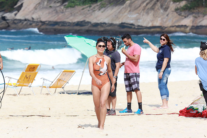 Juliana Paes esbanja boa forma em dia de gravação na praia