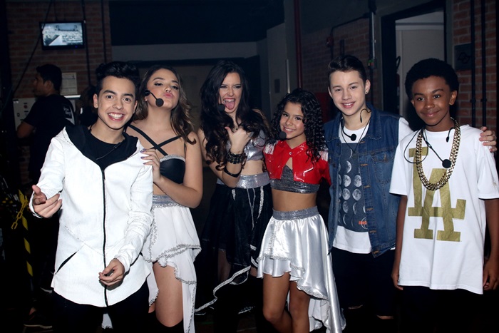 Atores mirins apresentam o Kids Music Festival