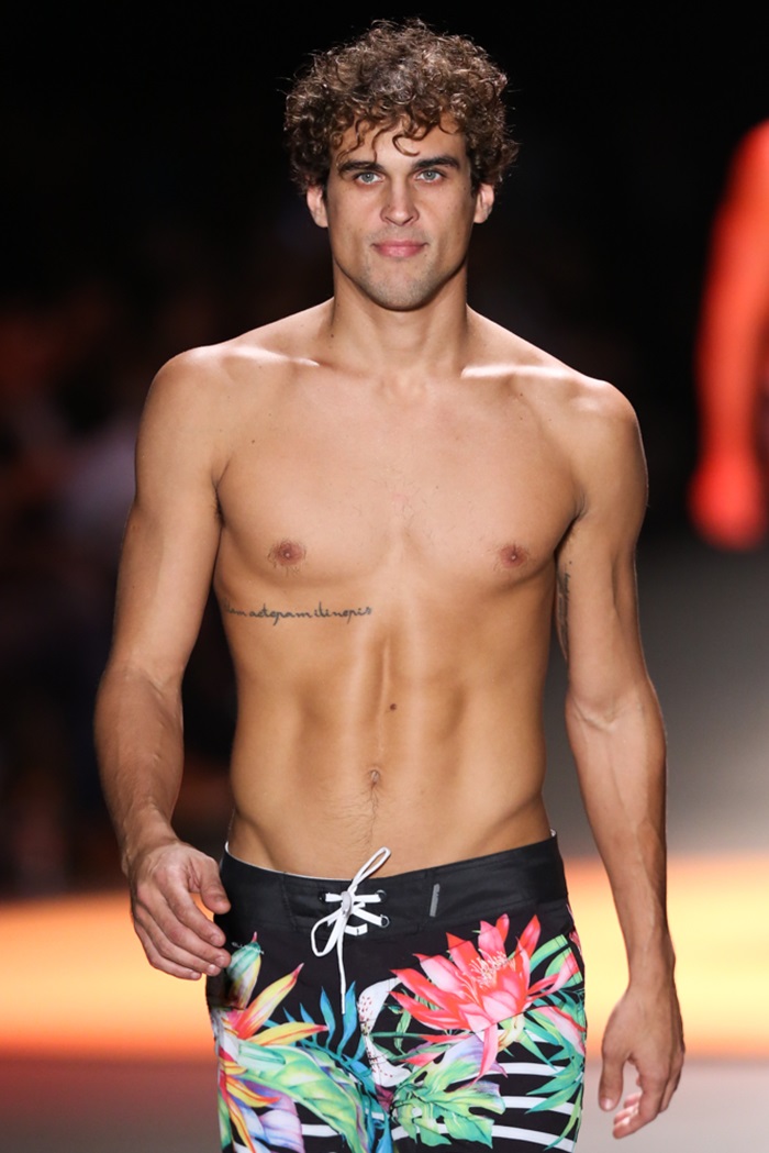 Felipe Roque desfila sua boa forma em evento no Rio OFuxico