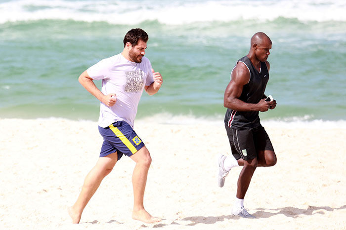 Thiago Lacerda faz treinamento funcional em praia