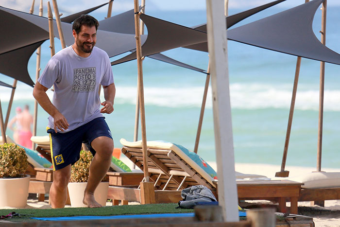 Thiago Lacerda faz treinamento funcional em praia