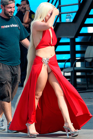 Lady Gaga é mais um que entra no time do E o vento levou. Durante algumas filmagens, a cantora se descuidou um pouquinho e sua calcinha acabou aparecendo, algo que não passou despercebido pelos fotógrafos