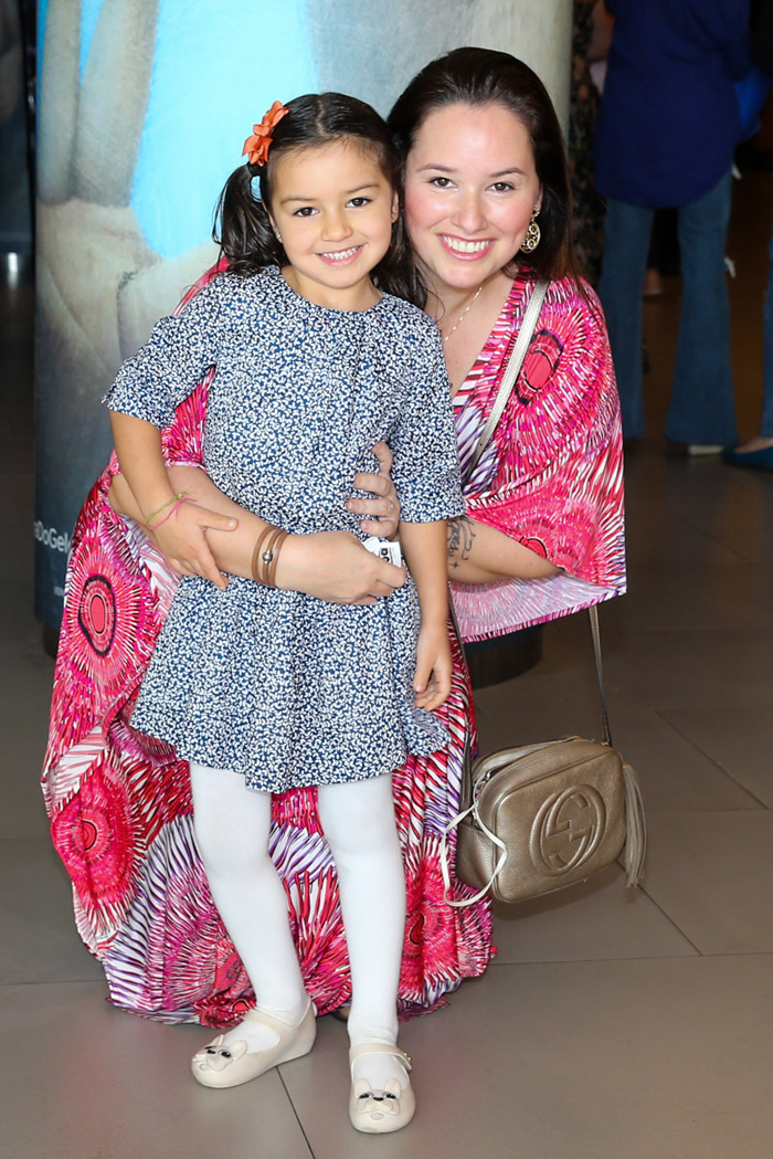Ticiane Pinheiro leva a filha em sessão especial de cinema