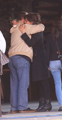 Bárbara Paz abraça Tony Ramos, no velório de Hector Babenco