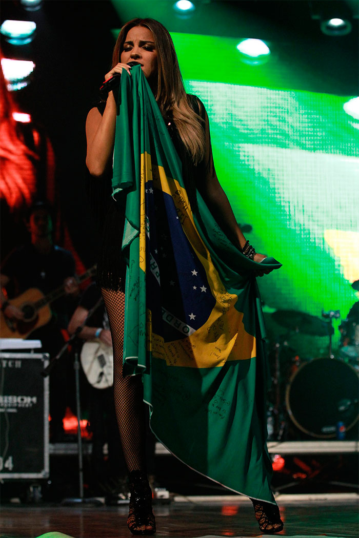 Wanessa requebra no palco com Maitê Perroni em São Paulo