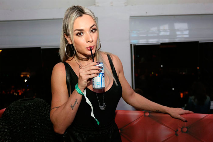 Juju Salimeni curte camarote em festival sertanejo