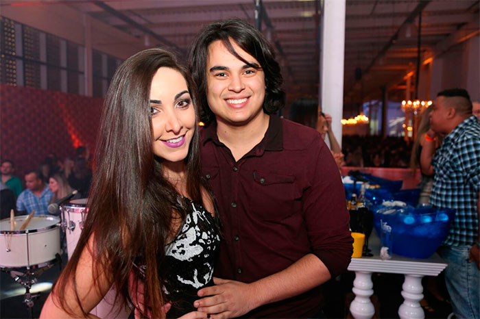 Juju Salimeni curte camarote em festival sertanejo