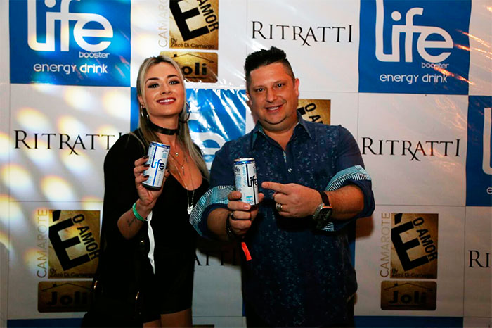 Juju Salimeni curte camarote em festival sertanejo