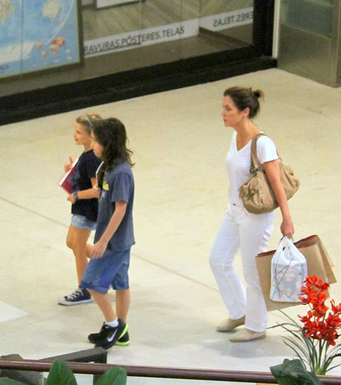 Adriana Esteves passeia com o filho em shopping no Rio