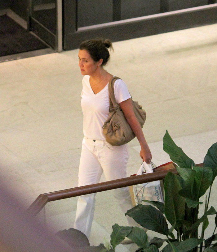 Adriana Esteves passeia com o filho em shopping no Rio