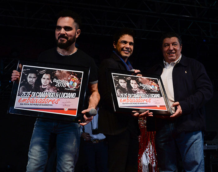 Zezé Di Camargo e Luciano recebendo o título de embaixadores da Festa de Peão de Barretos