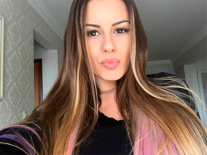 Arícia Silva aparece com mechas lilás nos cabelos