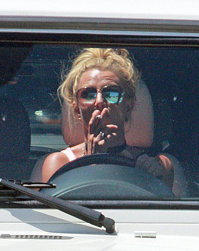  Fumando, Britney Spears é clicada dirigindo perigosamente