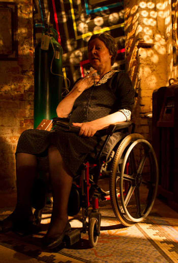 Elke interpretando dona Nora, no filme Mato Sem Cachorro (2013)