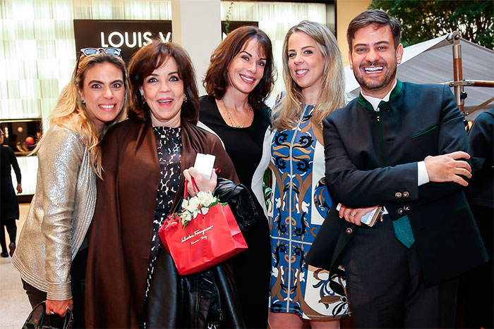  Carol Trentini esbanja estilo em evento da Vogue