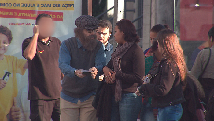 Luis Bacci pede comida na rua em quadro do Programa do Gugu 