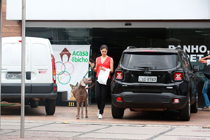 Sophie Charlotte leva seu cachorro ao pet shop