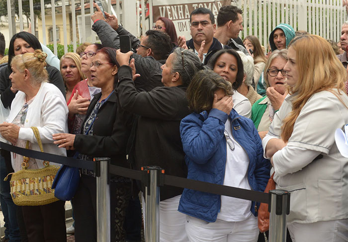Fãs se aglomeraram em frente ao teatro Fernando Torres, onde ocorreu o velório do corpo de Domingos Montagner