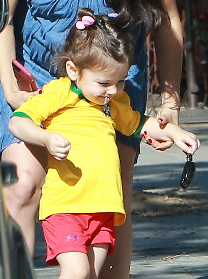 Fofura! Filha de Ashton Kutcher e Mila usa camiseta do Brasil
