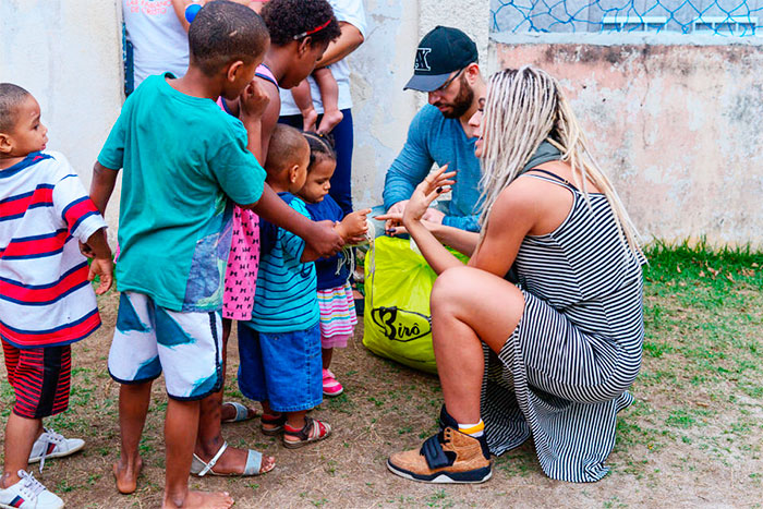 Fernanda Lacerda visita abrigo e distribui presentes para crianças