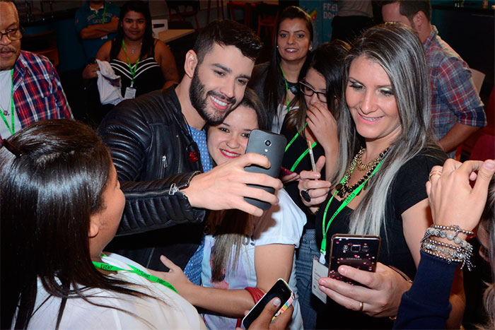 Gusttavo Lima tira fotos com fãs durante pocket show