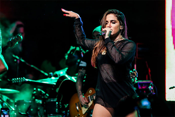 Anitta faz primeiro show após problemas nas cordas vocais