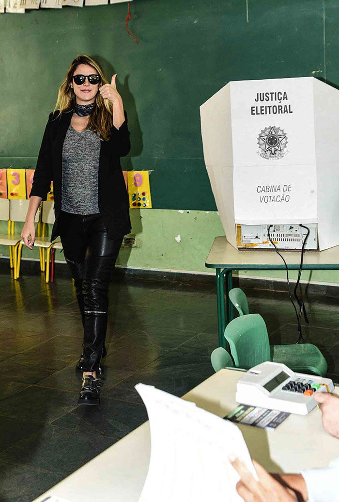 Rafa Brites deixa barrigão em evidência em dia de votação