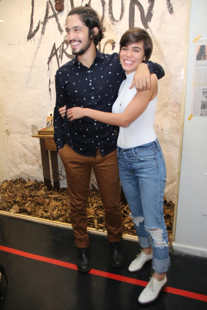 Gabriel Leone e Carla Salle trocam