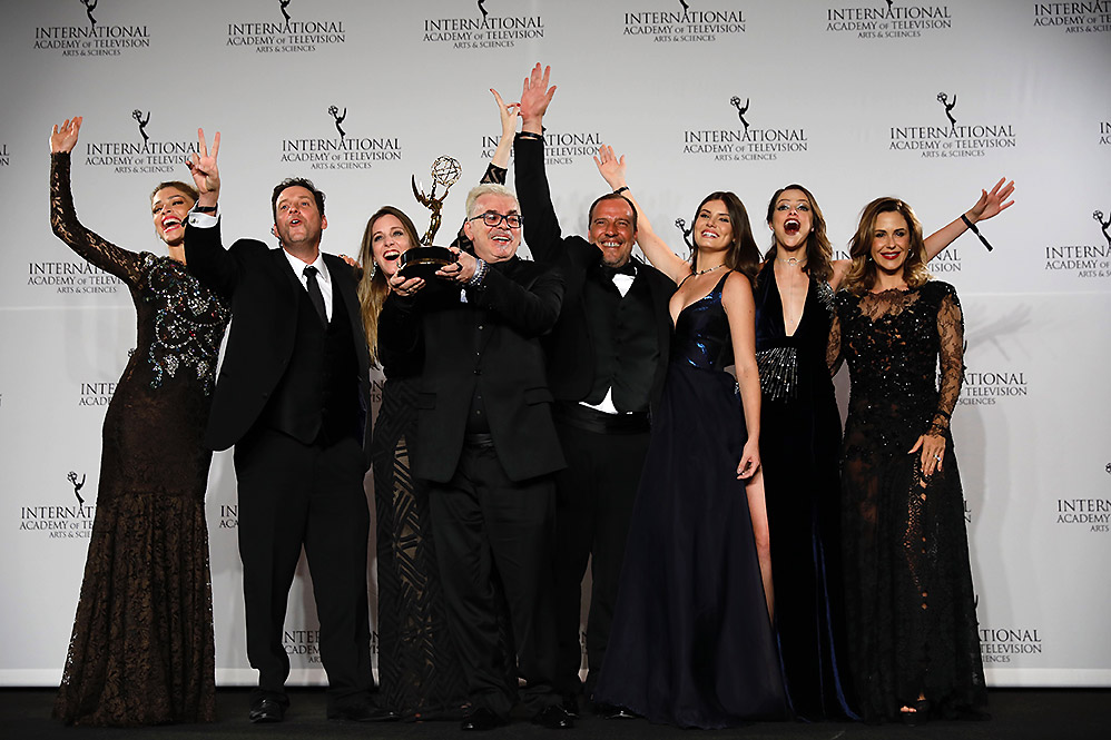  O autor Walcyr Carrasco comemora com o elenco de Verdades Secretas o Emmy Internacional