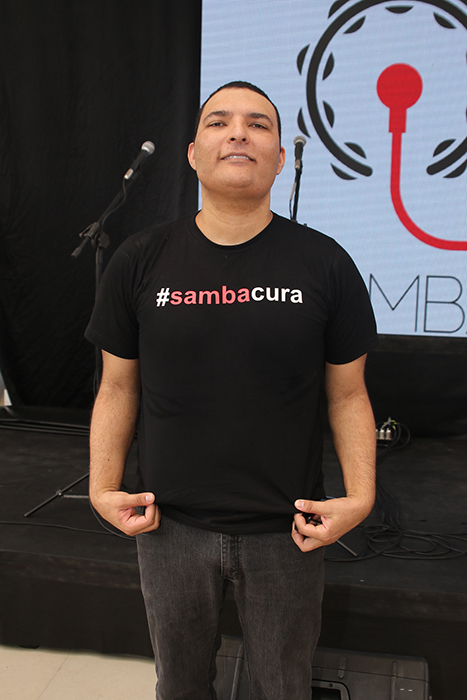 Leandro Lehart vestido com a camiseta do projeto