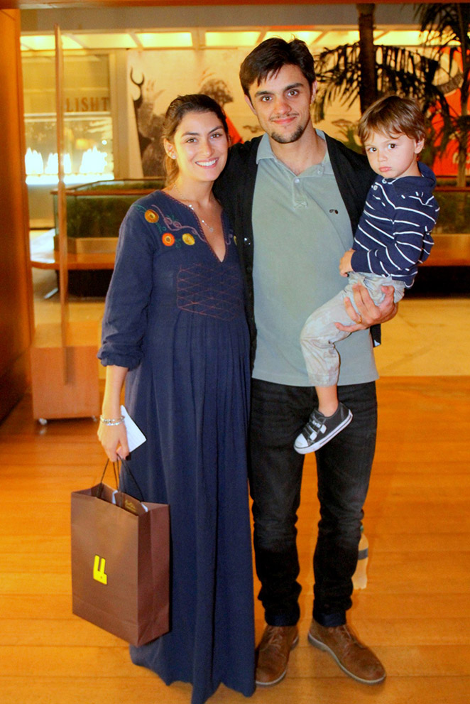 Felipe Simas leva a esposa grávida e o filho ao teatro