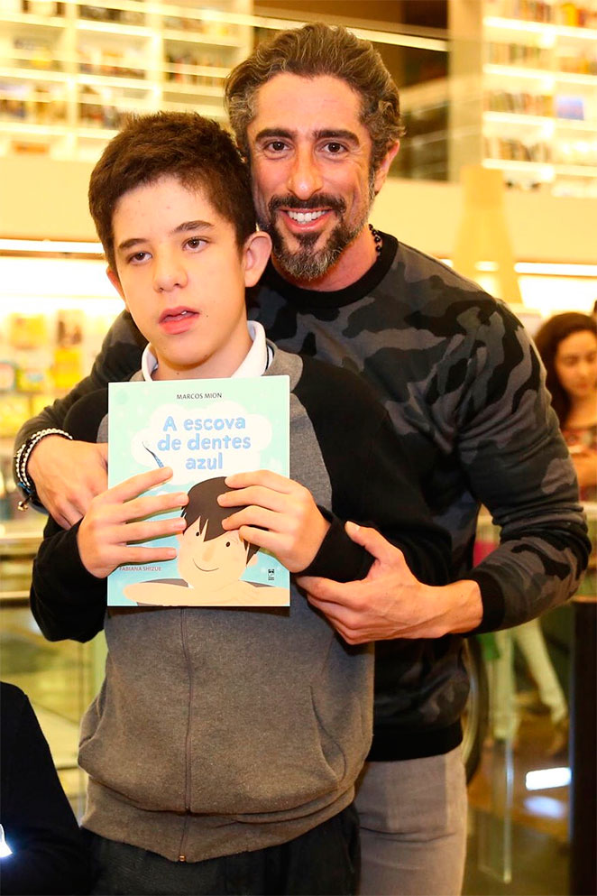 Pai e filho posaram juntos para as fotos