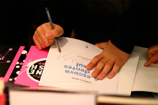 Romeo distribuiu autógrafos