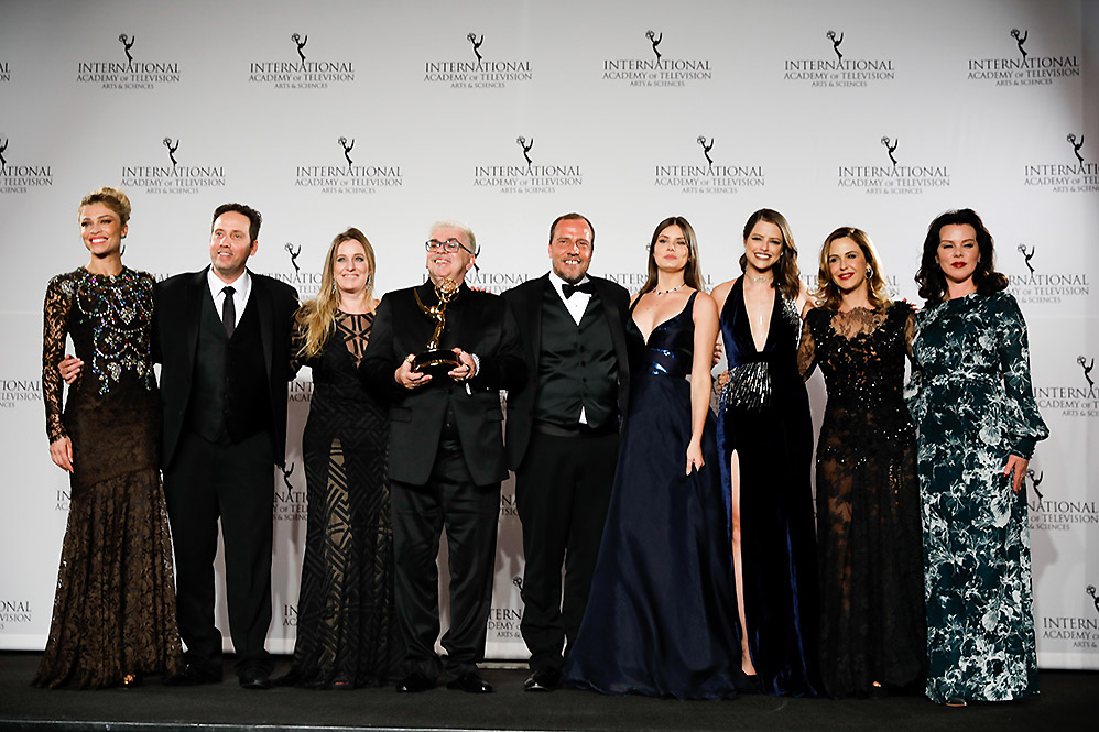 Grazi Massafera, o diretor Allan Fiterman, a diretora-geral Natalia Grimberg, o autor Walcyr Carrasco, o diretor-geral André Felipe Binder e as atrizes Camila Queiroz, Agatha Moreira e Guilhermina Guinle com a atriz americana Debi Mazar