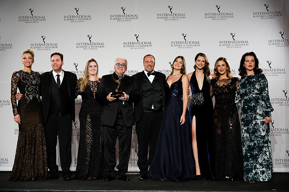 Reunidos elenco de Verdades Secretas posam para foto