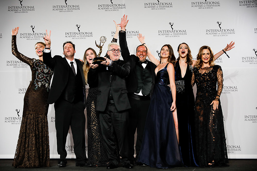 Walcyr Carrasco comemora com atores prêmio no Emmy Internacional em Nova York, nos Estados Unidos