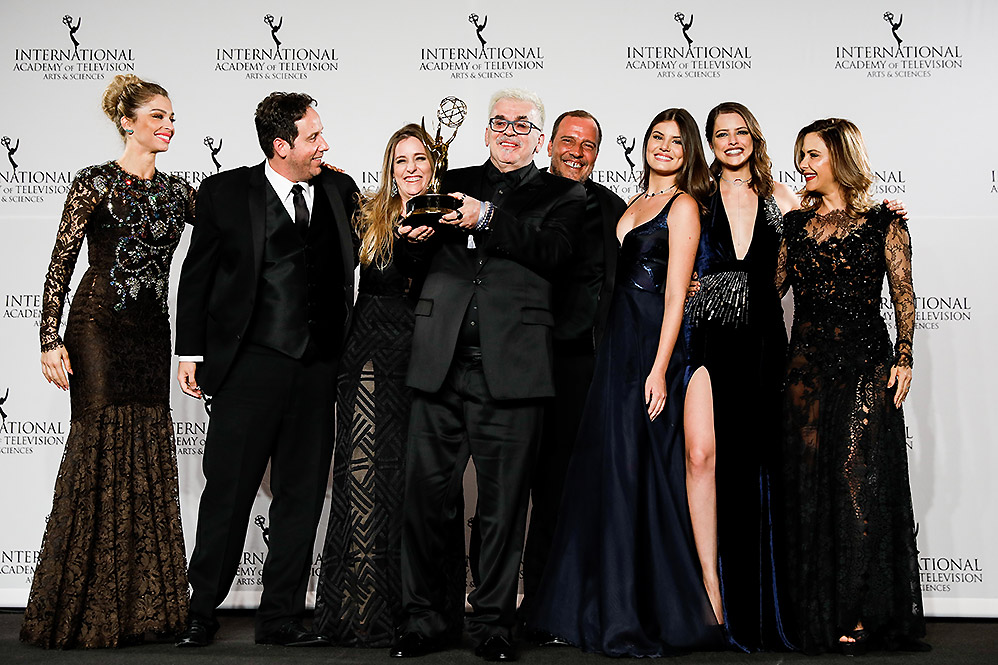 Walcyr Carrasco comemora com atores prêmio no Emmy Internacional em Nova York, nos Estados Unidos