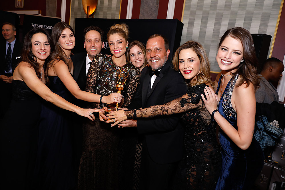 Camila Queiroz, Grazi Massafera, Agatha Moreira e Guilhermina Guinle posam com o prêmio