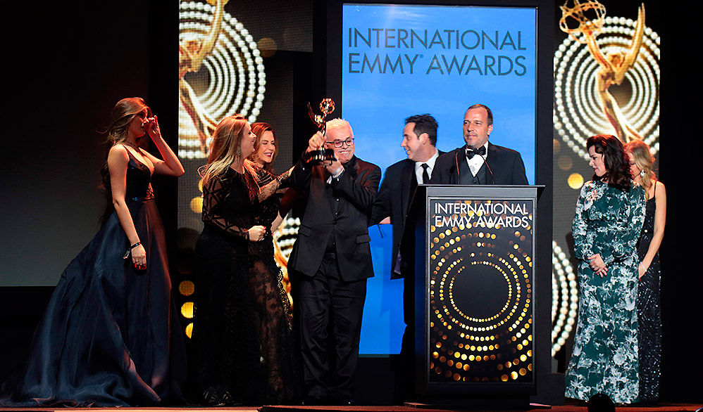 Walcyr Carrasco comemora o prêmio no Emmy Internacional em Nova York, nos Estados Unidos