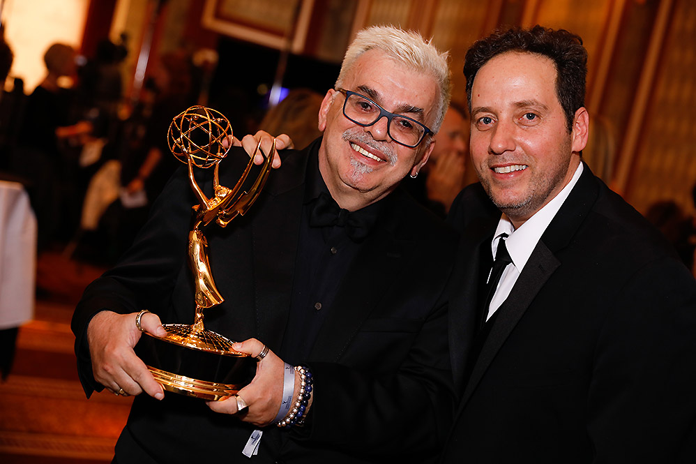 Walcyr Carrasco e Allan Fiterman posam juntos com o prêmio