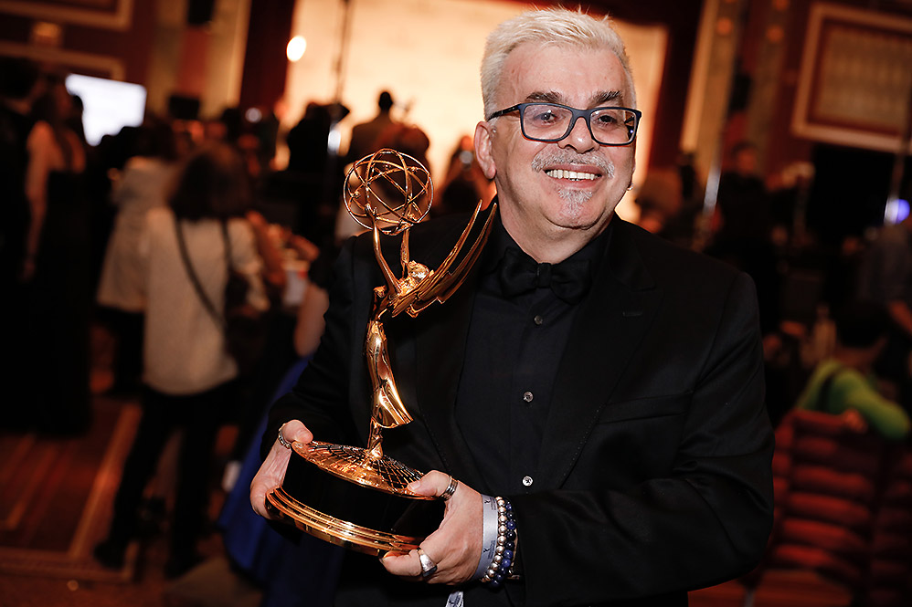 Walcyr Carrasco ator da novela posa orgulhoso com o prêmio