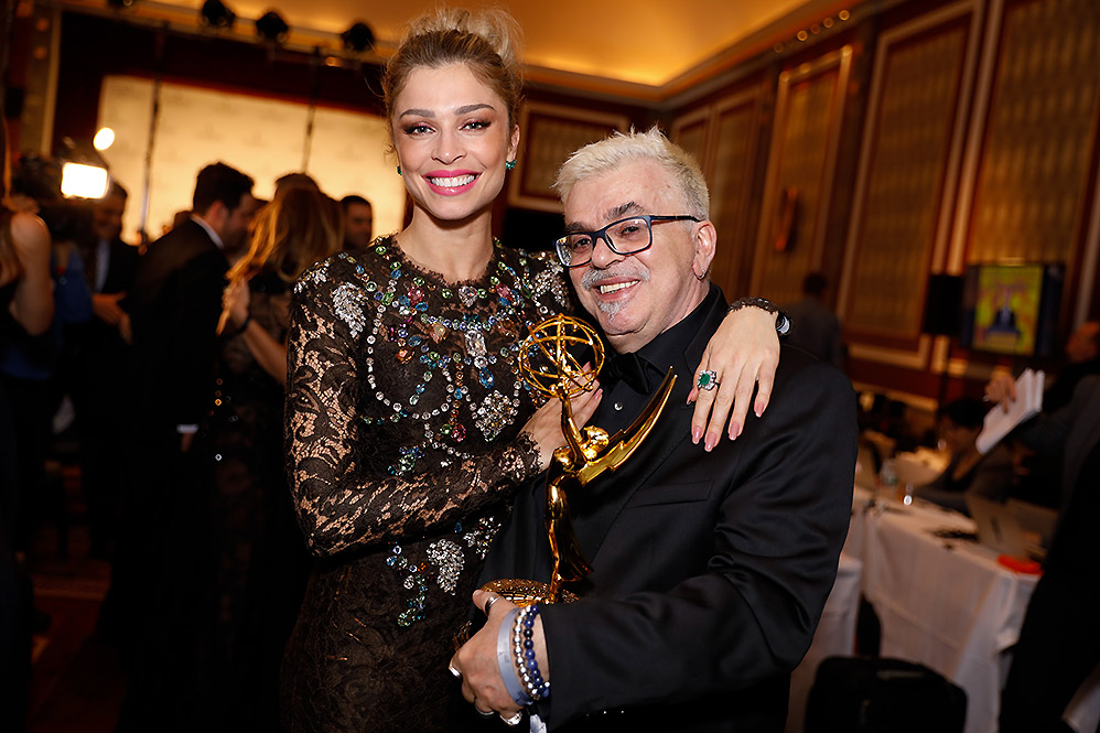 Grazi Massafera posa ao lado do autor Autor Walcyr