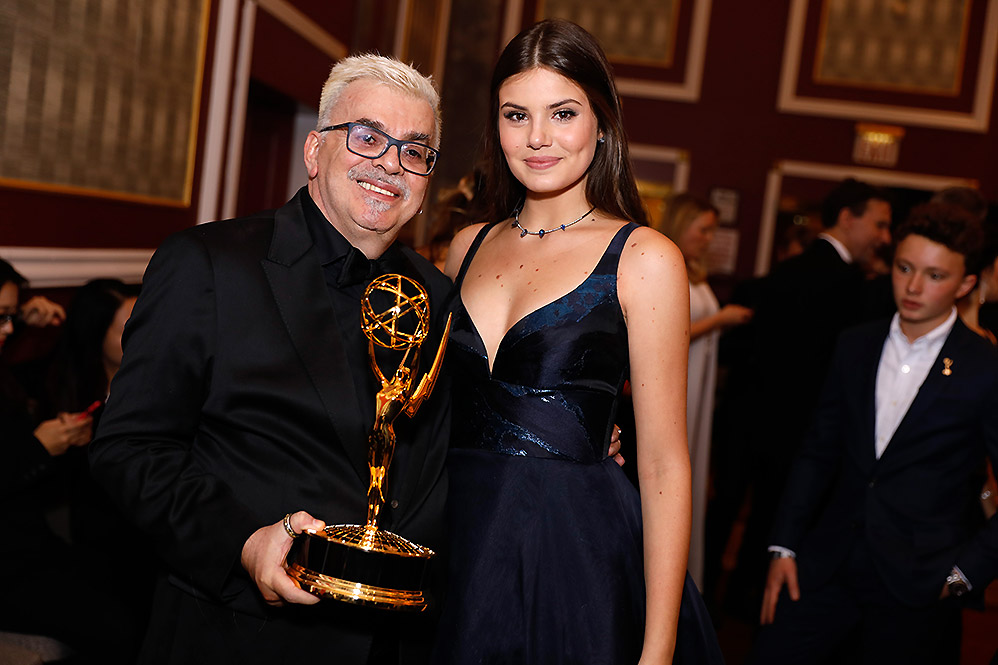 Walcyr Carrasco e Camila Queiroz posam juntos com o prêmio