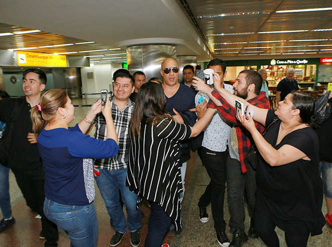 Vin Diesel brasileiro' deixa fãs alvoroçados em aeroporto do Rio