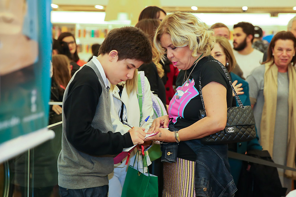 Marcos Mion lança livro infantil para homenagear o filho