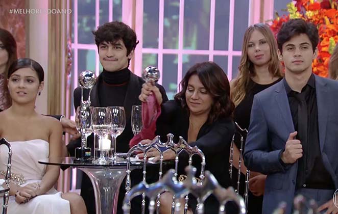 Ao lado de colegas do elenco de Velho Chico, Dira Paes homenageia Domingos Montagner nos bastidores do Domingão