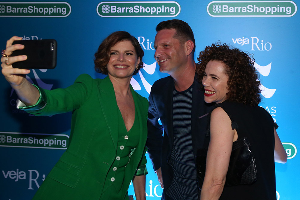 Débora Bloch tira selfie com colegas