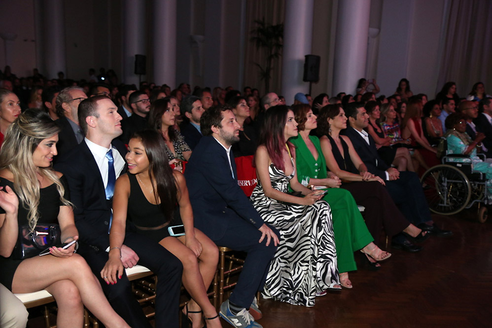 Famosos participam do Prêmio Cariocas do Ano