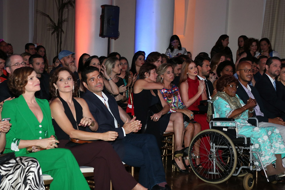 Famosos na primeira fileira