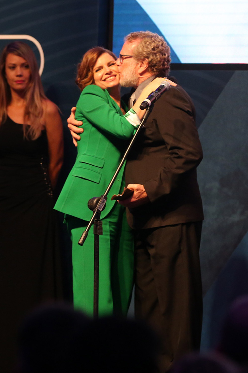 Famosos participam do Prêmio Cariocas do Ano